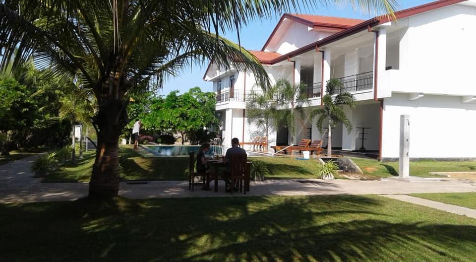 Sea Lagoon Beach Hotel Trincomalee Exterior foto